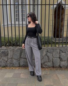 Feminine Classic Style, Grey Trousers Outfit, Casual Neutral Outfits, Simple Casual Outfits, Trouser Outfit, Neutral Outfit, Basic Outfits, Office Outfits, College Outfits