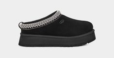 UGG™ Tazz Platform Clog Black Suede upper UGGbraid made with 70% recycled polyester, 30% rayon or UGGbraid made with 100% recycled polyester 10mm UGGplush™ 80% upcycled wool, 20% TENCEL™ Lyocell lining or 10mm UGGplush™ 60% upcycled wool, 40% TENCEL™ Lyocell lining 10mm UGGplush™ 80% upcycled wool, 20% TENCEL™ Lyocell insole or 10mm UGGplush™ 60% upcycled wool, 40% TENCEL™ Lyocell insole EVA midsole Sugarcane EVA Outsole or Treadlite by UGG™ EVA outsole Textile binding made from 100% recycled po Ugg Slippers Tasman Black, Ugg Tasman Slippers Platform, Black Tazz Ugg, Black Tazz Ugg Outfits, Ugg Tasman Platform, Black Ugg Slippers, Uggs Slippers, School Fit Ideas, Tazz Slipper