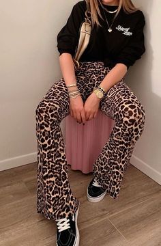 Flared Leopard Pants Outfit, Alternative Mum Style, Leopard Print Flares Outfit, Outfits With Leopard Pants, Cheetah Bell Bottoms Outfit, Outfit With Leopard Pants, Animal Print Outfits Aesthetic, Leopard Flare Pants Outfit, Animal Print Leggings Outfit