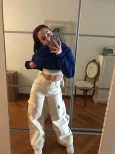 Blue Cropped Hoodie Outfit, White Cargo Pants Outfit For School, Outfits With White Af1, Fits With White Cargo Pants, Outfit Ideas With White Cargo Pants, Cargo Pants With Hoodie Outfit, Outfit With White Cargo Pants, White Cargos Outfits Winter, White Cargo Fits