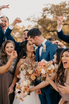 Wedding party cheering around bride and groom on wedding day outside in the texas hill country Family Wedding Pictures, Wedding Photography Shot List, Photographer Poses, Wedding Group Photos, Wedding Party Poses, Wedding Photography Bridal Party, Wedding Party Photography, Bridal Party Poses, Photo Styles