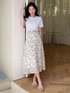 Damasco Casual Collar Manga Curta  Floral  Embellished Não elástico Floral Skirt Outfit, Skirt Outfits Korean, Yellow Floral Skirt, Floral Skirt Outfits, Stand Collar Dress, White Floral Skirt, Conservative Fashion, Simple Frocks, Modest Summer Outfits