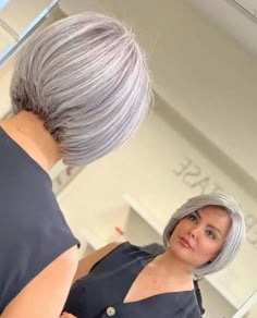 Short Tapered Bob, Graduated Bob Haircuts Short, Pelo Bob Ondulado, Dorothy Hamill Haircut, Above Shoulder Hair, Short Hair Back, Short Silver Hair, Mother Of The Bride Hair, Bob Haircut For Fine Hair