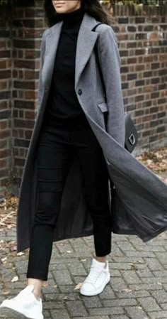 Grey Overcoat Outfit Women, Gray Coat Outfit Casual, Light Grey Coat Outfit, Casual Early Fall Outfits, Long Grey Coat Outfit, Gray Coat Outfit, Grey Coat Outfit Winter, Grey Wool Coat Outfit, Peacoat Womens Outfit