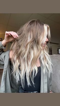 Fuel your creativity with a plethora of hair dye inspiration. Blonde Tipped Hair, Money Piece With Balayage, Blonde Perimeter Hair, Post Breakup Hair, Two Toned Hair Underneath Blonde, Contrast Blonde Hair, Natural Blonde Hair Ideas, Light Brown And Platinum Hair, Peekaboo Hair For Blondes