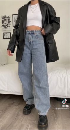 Casual Slacks Women, Oversized Black Leather Jacket Outfit, Winter All Black Outfit, Doc Martens Outfits, New Rock, Swaggy Outfits, 가을 패션, Basic Outfits, Mode Inspiration