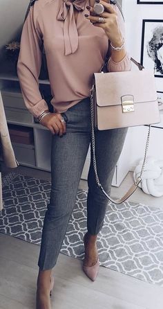 beige long-sleeved blouse #spring #outfits Winter Office Wear Professional Outfits, Preaching Outfits, Winter Business Outfits, Chic Workwear, Work Outfits Frauen, Business Casual Outfits For Women, Summer Work Outfits, Womens Business Casual, Mode Casual