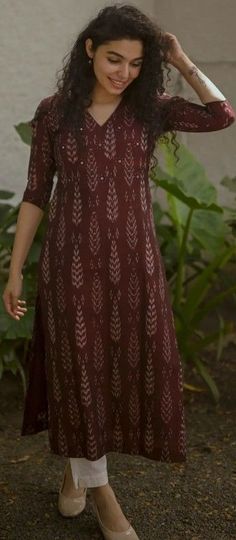 Cotton Dress Neck Designs Latest Simple, Stitched Cotton Kurti Designs, Ajrak Tops, Ikkat Kurta Designs Cotton, Festive Wear Indian Kurti, Ikkat Chudidar Designs Cotton, Dress Indian Style Simple Cotton Neck Design, Kurthi Ideas For Stitching, Cotton Ikkat Kurti Designs