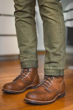 Men's boots with jeans 16 ideas: A timeless fashion trend - mens-talk.online Solovair Boots Outfit Men, Leather Boots Outfit Men, Iron Ranger Outfit, Red Wings Boots Outfit, Red Wing Boots Men, Mens Fashion Boots, Man Boots Style