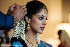 Getting Ready http://www.maharaniweddings.com/gallery/photo/46058 @mateihorvath Tamil Bride Poses, Tamil Hindu Bride, Kerala Hindu Bride Makeup, Tamil Brahmin Bride Jewellery, Bride Getting Ready Photos