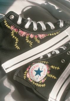 Embroider your own shoe with this beginner friendly shoe embroidery pattern!🪡🧵👟  #shoes #embroidery #handembroidery #art #embroiderypattern #diy #converse Converse Aesthetic Embroidery, Embroidered Converse High Tops Black, Embroidered Black Converse, Black Converse Embroidery, Embroidery Shoes Diy, Diy Converse, Shoe Embroidery, Embroidery Converse