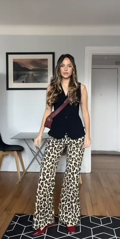 Animal Print And Red Outfit, Leopard Pants Outfit Summer, Animal Print Top Outfit Ideas, Leopard Print Trousers Outfit, Animal Print Pants Outfit, Leopard Pants Outfit, Printed Top Outfit, Chic Clothing Style