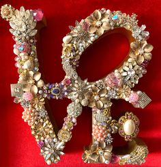 the letter p is made up of many different jewels and beads, including pearls or swaroons