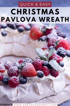 A Christmas Pavlova wreath topped with fresh strawberries, raspberries, blueberries, and mint leaves, dusted with powdered sugar. Christmas Pavlova Ideas, Christmas Pavlova Recipe, Christmas Pavlova Wreath, Amazing Christmas Desserts, Pavlova Wreath, Wreath Recipe, Christmas Pavlova, Pavlova Dessert, Pavlova Cake