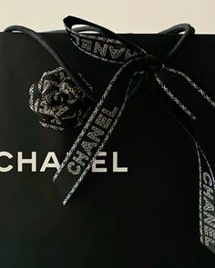 Glamour Goth, Chanel Girl, Coco Chanel Wallpaper, Nyc Dream, Chanel Wallpaper, Glam Aesthetic, Dark Modern, Chanel Lover, Birthday Inspo