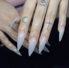 Clear To Black Nails, Super Pointy Nails, Pointy Clear Nails, Clear Sharp Nails, Goth Stelito Nails, Clear Frosted Nails, Simple Stilleto Acrylic Nails, Jelly Stilleto Nails, Small Stelito Nails