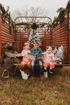 Cowboy Christmas Mini Session, Cow Trailer Christmas Pictures, Horse Christmas Pictures Families, Livestock Trailer Photoshoot, Western Christmas Photoshoot Family, Highland Cow Christmas Photoshoot, Western Christmas Mini Session, Christmas Western Photoshoot, Christmas Pony Photoshoot