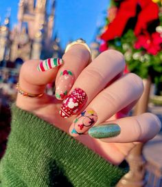 Disney World Nails Christmas, Disney Nails Birthday, Mickey Christmas Nails Design, Short Disney Christmas Nails, Christmas Disney Nails Acrylic, Disney Inspired Nails Gel, Christmas Disney Nail Designs, Harry Potter Christmas Nails, Disney Christmas Nail Art