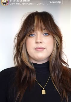 Shaggy Hair With Highlights, Fringe Different Colour To Hair, Fringe Highlights Brunettes, Shag Hair Highlights, Brunette Blonde Peekaboo, Brown Shag Haircut With Highlights, Color Blocking Bangs, Color Block Curtain Bangs, Money Piece Bangs Hair