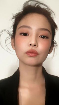 Jennie Tan Skin, Asian Bold Makeup, Graduation Light Makeup, Korean Makeup For Tan Skin, Light Graduation Makeup, Jennie Eyebrows, Tan Skin Makeup Looks