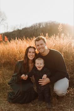 Wanting to capture special moments with your family? Here are some amazing poses that are great for young kids and couples! 

The blue and green outfits are perfect for the winter and would make great Christmas cards!! 

#familyphotos #babypictures #poseinspo #photoinspo #photoshoot #coupleposes #pompousgrass #fieldpictures #lakephotos Family Winter Portraits, Christmas Card Photo Ideas Family Of 3, Green Themed Family Photos, Family Pictures Outside Winter, Maternity Pics With Family, Family Of 3 Photography Poses, Winter Family Photoshoot Outfits Green, Family Of 3 Winter Photo Ideas, Fall Family Pictures Poses For 3