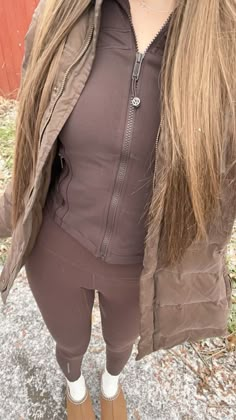 #lululemon #brown #monochrome #uggs #snow #ootd Brown Lululemon Leggings Outfit, Brown Lululemon Jacket Outfit, Brown Lululemon Leggings, Lululemon Jacket Outfit, Brown Leggings Outfit, Snow Ootd, Brown Monochrome, Brown Lululemon, Grunge Guys