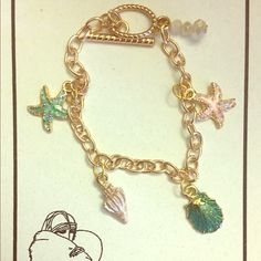 Lovely Beach Shell Charms Chain Link Bracelet. Length: 8” Inches. Toggle Clasp. Material: Gold Plated Alloy, Beads, Enamel. Beach Babe Aesthetic, Colorful Summer Jewelry, Lily Core, Cruise Jewelry, Beach Charm Bracelet, Jewels Nails, Nail Bags, Disney Bracelet, Vintage Juicy Couture