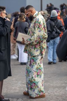 2024 Street Fashion, Edgy Mens Fashion, Mode Queer, Pattern Street Style, Flower Suit, Paris Fashion Week 2024, Mens Fashion Week Street Style, Flower Jacket, Men Fashion Week