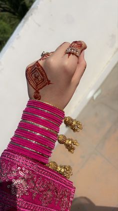 Bangle Hands Pics, Iphone Poses, Churiyan Bangles Aesthetic, Desi Bangles Aesthetic, Mehendi Snapchat Streaks, Pakistani Bangles Aesthetic, Farewell Ideas, Pakistani Wear, Jewellery Bangles