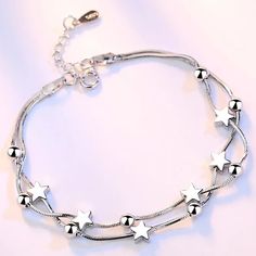 Pulseira estrela prateada bolinha elo I0534   ESPECIFICAÇÕES  Quantidade: 1 Peça. Tipo de Item: Pulseiras. Gênero: Feminino Tamanho: 17CM+ 3CM.  CUIDADO COM SUAS SEMIJOIAS: 1 - Evite o contato das peças com produtos químicos e de limpeza em geral, é indicado que você a retire ao manusear estes produtos. Principais vilões: Cremes, Shampoo, Detergentes, Perfumes.  2 — Cuidados com Perfume:  Se o perfume for aplicado diretamente na peça, pode acabar com o tempo danificando a semijoia por conta da presença do álcool em sua composição. O mais indicado é usar o acessório após a aplicação do produto.  3 - Limpe com sabão neutro e água:  Como produtos de limpeza podem prejudicar a peça, o ideal é que ela seja lavada com sabão neutro e água pura. Este tipo de limpeza é aconselhado para o cotidiano