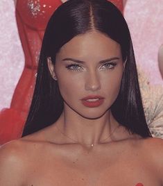 Model Aesthetic, Beauty Icons, Adriana Lima, Grunge Hair, Girl Crushes, Aesthetic Makeup, Dark Hair, Pretty Face, Aesthetic Girl