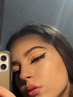 Minimal Yellow Eye Makeup, Yellow Euphoria Makeup, Yellow Prom Dress Makeup, Yellow Grunge Makeup, Yellow Quince Makeup, Prom Makeup Yellow Dress, Yellow And White Makeup, Makeup Looks For Yellow Dress