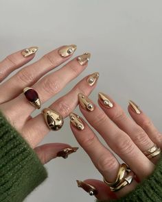 Nails And Jewelry Aesthetic, Chloe Hayward Nails, Gold And Silver Chrome Nails, Nails And Rings Aesthetic, Mixed Metal Nails, Acrylic Nail Designs Gold, Gold Nails Aesthetic, Silver Gold Nails, Nail Ring Jewelry