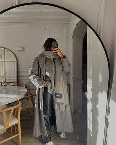 Sneakers Winter Outfit, Wool Coat Outfit, Vinter Mode Outfits, Mantel Outfit, Short Cuir, Nyc Fits, Mode Zara, Europe Outfits, Chic Fall Outfits