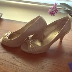 Brand New, Without Box Or Tags. Only Tried On For Fit. Heel Is A Bit Too Tall For Me. Taupe Colored Patent Leather With Gold Accent Buckle At Toe Opening. Small Lift On Sole At Toe. Bottom Of Insole Is Rubberized For Slip Resistance. Small Heels Sandals, Cute Hoco Heels, Hoco Heels, Open Toed Shoes, Short Heels, Fancy Shoes, 2000s Fashion Outfits, Open Toed Heels, Cute Heels