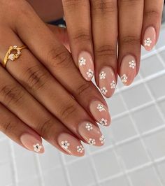 White Short Nails, Bridesmaids Nails, Daisy Nails, Easy Nails, Flower Nail Designs, Coffin Shape Nails, White Nail Designs, Gem Nails, Short Nail Designs