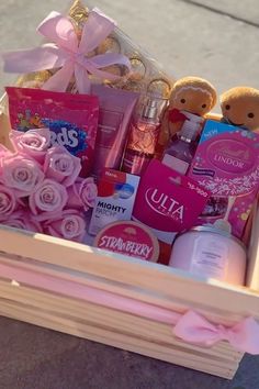 Sweets as a thoughtful gift. Check it out! Quince Gift Ideas, Pink Birthday Gifts, Images Hello Kitty, Best Gift Baskets, Birthday Presents For Friends, Cute Gifts For Friends