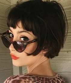 Parisian Haircut, Haircut Square, Bob Fringe, Kort Bob, Asymmetrical Bob Haircuts, Bangs Bob, Short Hair Ideas, Wavy Bob Hairstyles, Hair Bangs