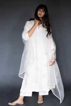 Shop for Taika by Poonam Bhagat White Linen Embroidered Kurta And Pant Set for Women Online at Aza Fashions Luxury Summer Organza Kurta, Luxury Organza Kurta For Celebration, Luxury White Organza Kurta, V Neck Kurti Design, Organza Kurti, White Stole, Organza Suits, Womens Trendy Dresses, White Kurta