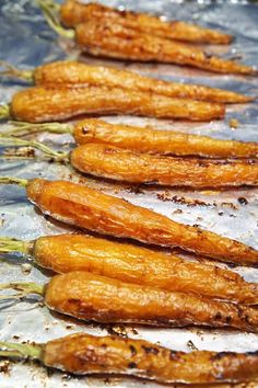 there are many carrots that have been cooked on the grilling sheet and they are ready to be eaten