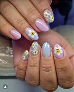 Smiley Daisy Nails, Smiley Flower Nails, Spring Nails Inspiration, Nails Design Spring, Smiley Nails, Gel Chrome Nails, Summer Nail Art Designs, Kids Nails, Nails Inspiration Spring