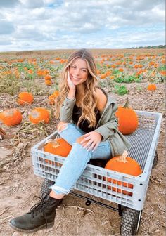 What to Wear to a Pumpkin Patch: 17 Cute Pumpkin Patch Outfit Ideas for Fall 2023. Get ready to embrace the autumn magic with our guide to cute and trendy pumpkin patch outfits that effortlessly capture the essence of the season in style! #pumpkinpatchoutfit Pumpkin Patch Photoshoot, Pumpkin Field, Pumpkin Patch Pictures, Fall Photo Shoot Outfits, Pumpkin Patch Outfit, The Cardigans, Fall Photo, Fall Photoshoot, Instagram Pose