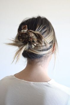 Hair bun held together with a square versatile claw clip in color cappuccino Mini Claw Clip Hairstyles, Bun Hairstyles Easy, Short Hair Claw Clip, Bun Claw Clip, Square Claw Clip, Hair Bun Hairstyles, Claw Clip Bun, Simple Hair Accessories, Claw Clips For Thick Hair