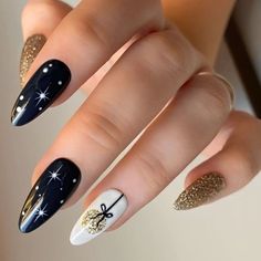 [IMPORTANT - PLEASE READ BEFORE PURCHASING] Be sure to check out my store where you can find handmade luxury fake nails! https://nailartzy.etsy.com (If you want to buy more than one product, we will give you a special 50% discount on the second product!) You can use these extremely luxurious nails prepared by professional nail designers on all special occasions, parties and invitations! And by gifting these luxurious nails to your lover, wife, mother, sister, you can make them feel extremely hap Non Traditional Christmas Nails, Christmas Light Nails, New Years Nail Designs, Glittery Nails, Cute Christmas Nails, Christmas Gel Nails, Christmas Nail Art Designs, Green Hues, Festival Nails