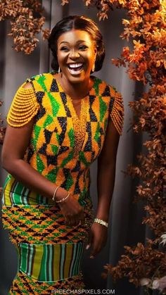 Ghana Women, Kente Dresses, Bridal Room Decor, Reunion Outfit, Bridal Room, Kente Dress, 2piece Outfits