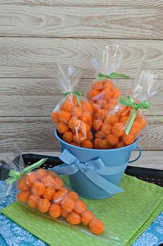 carrots wrapped in cellophane and tied with green ribbon sit in a blue bowl