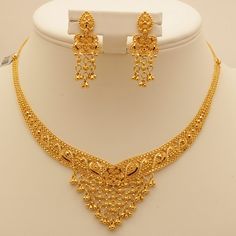 Indian Gold Necklace Designs, Simple Necklace Designs, Bridal Necklace Designs, Gold Jewels Design, Gold Bride Jewelry, Gold Rings Jewelry, Bangles Jewelry Designs, Gold Fashion Necklace, Gold Bangles Design