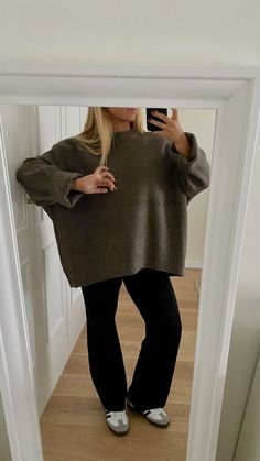 Sambas With Leggings, Simple Teacher Outfits, Cooler Weather Outfits, October Fashion, Cosy Outfit, Pullover Outfit, Stockholm Fashion, Teacher Outfits, Cold Weather Outfits