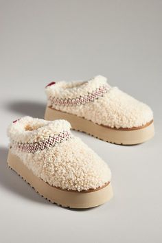 Ugg Tazz Braid, Tazz Slippers, Ugg Tazz, Off White Shoes, Fossil Fuels, Fuzzy Slippers, Shoe Inspo, Slippers Cozy, Platform Slippers