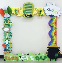 a st patrick's day photo frame made out of paper